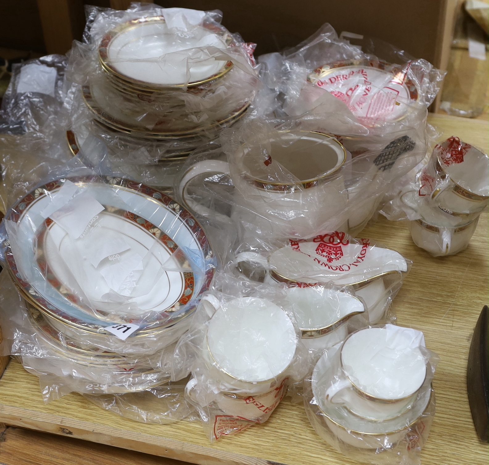 A Royal Crown Derby cloisonné pattern tea, coffee and dinner service